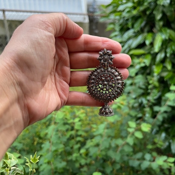 Elegant Silver Rustic Earrings- new in box - Picture 3 of 5